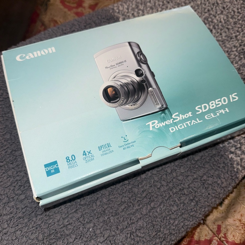 Canon PowerShot SD850 IS - Sleek Silver Design